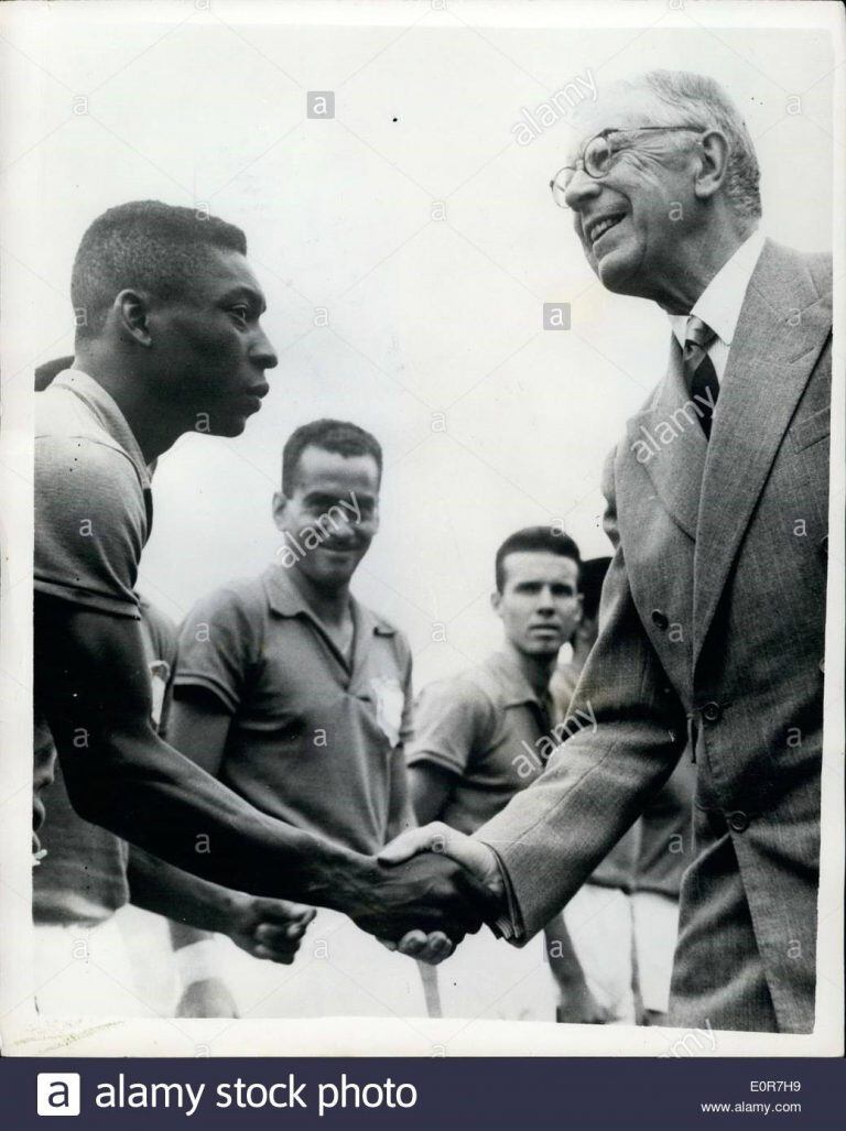 De rey a rey. Gustavo VI, monarca sueco, aplaudió de pie al Brasil de Pelé campeón. En la delegación brasileña había sicológo, por los traumas del Maracanazo aún, y dentista. Este último olvidó el protocolo y saludó al rey sueco con una palmada en la espalda.