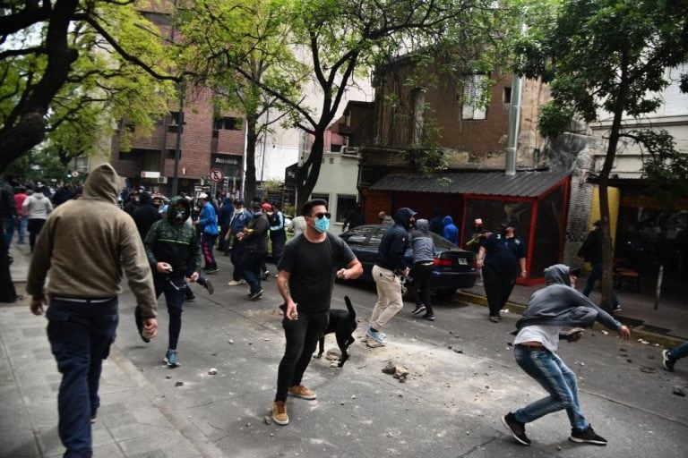 Al menos seis policías terminaron heridos y siete manifestantes detenidos. (Foto: Pedro Castillo)