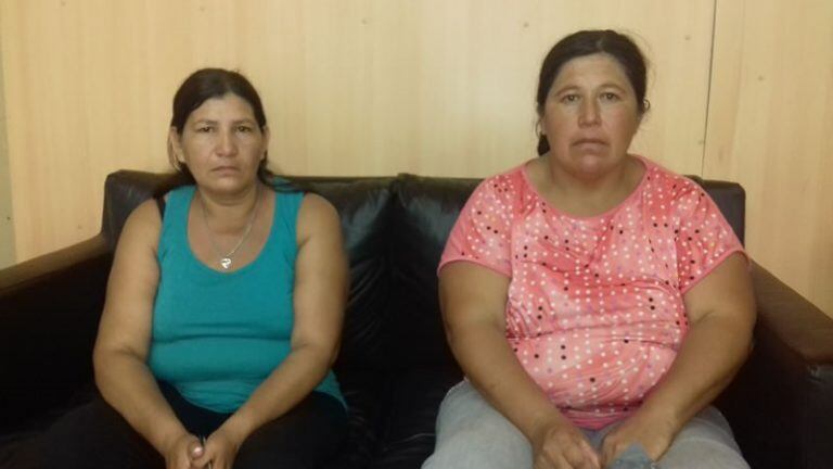 Madre y madrina de la adolescente.