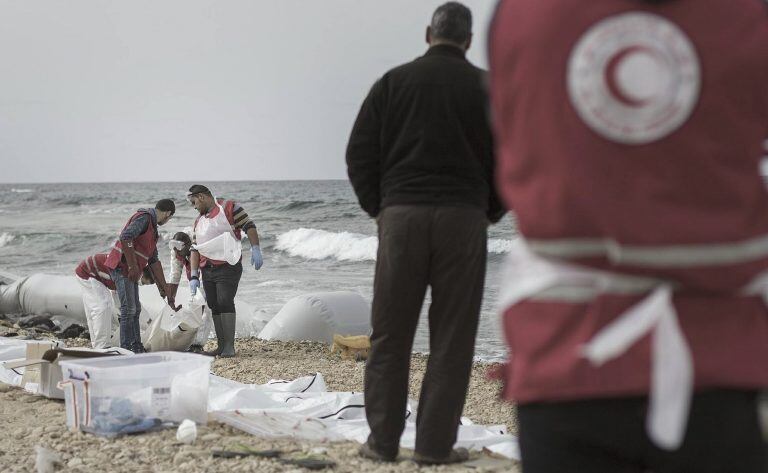 LIB01 AL ZAWIYA (LIBIA) 21/02/2017.- Fotografía facilitada por la Luna Roja Creciente Libia que muestra a voluntarios durante las labores de retirada de docenas de cadáveres de refugiados ahogados que fueron arrastrados por la corriente hasta la costa cer