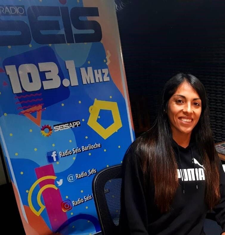 Miriam Mayorga en los estudios de Radio Seis (Foto: Bariloche2000).