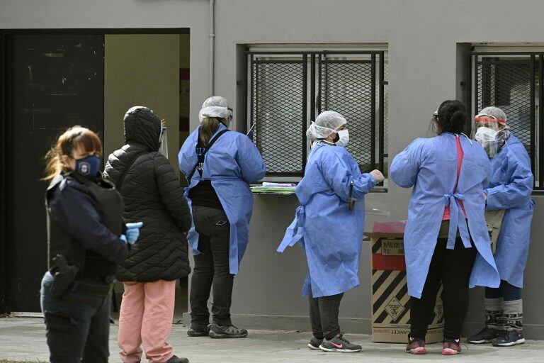 Asistencia sanitaria en Villa Azul. (JUAN MABROMATA / AFP)