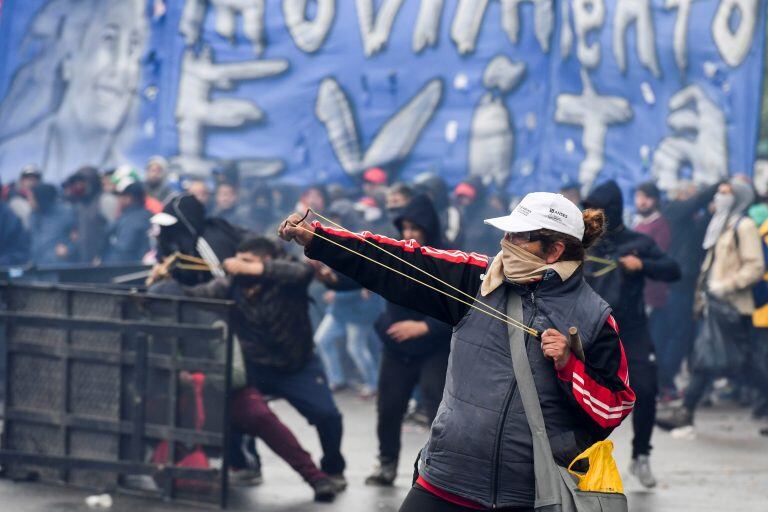 Un manifestante arrojaba piedras a la policía fuera del Congreso, mientras los diputados discutían el austero Presupuesto 2019. Crédito: Photo by EITAN ABRAMOVICH / AFP.