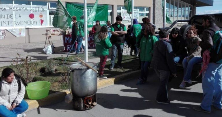 Imagen archivo - Trabajadores del SAMIC en lucha