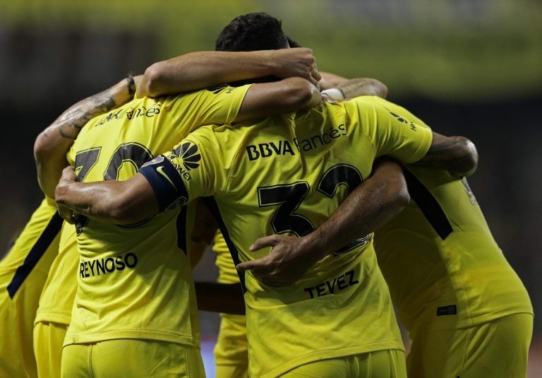 Boca Juniors' forward Ramon Abila (hidden-R) celebrates with teammates after scoring the team's second goal against Newell's Old Boys during their Argentina First Division Superliga football match at La Bombonera stadium, in Buenos Aires, on April 22, 2018. / AFP PHOTO / ALEJANDRO PAGNI