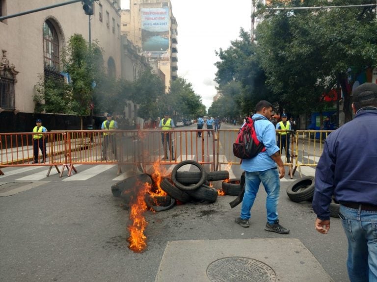 La protesta de Luz y Fuerza de este lunes con ataques a huevazos a Cadena 3 y rotura de vallas en la Lotería.