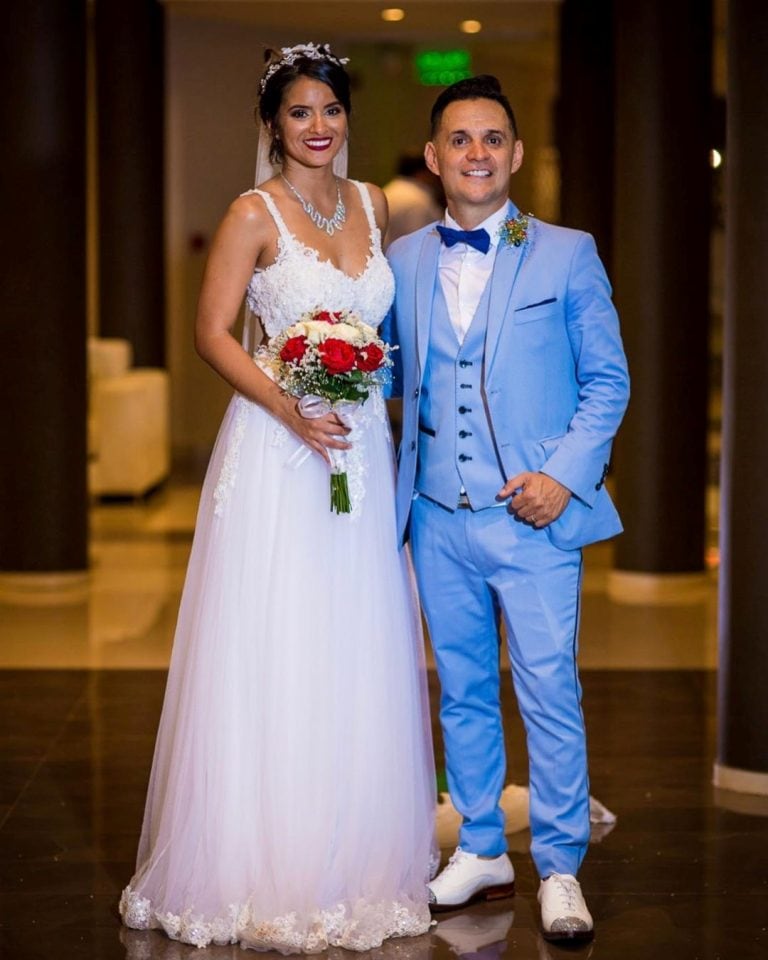 Roberto Edgar, el ex líder de Volcán, posa con su esposa tras el casamiento  (Foto: Instagram/ @robertoedgar01)