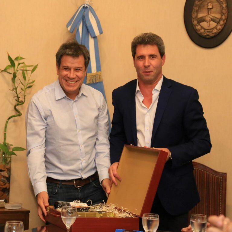 Facundo Manes recibió regalos regionales.