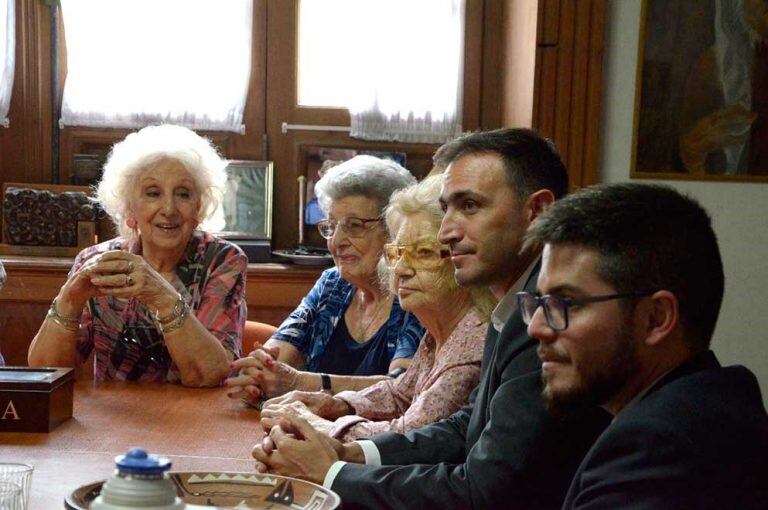 Abuelas de Plaza de Mayo firmó un convenio con el gobierno de la Provincia para digitalizar actas de nacimiento. (Prensa Provincia)