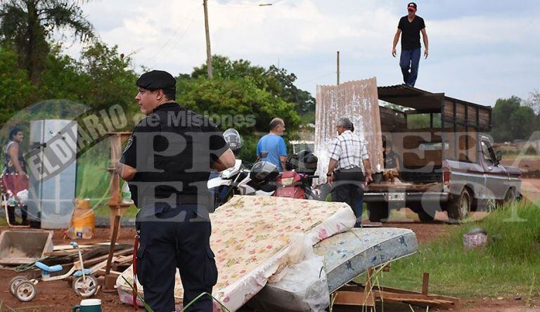 Tensión durante el desalojo de un terreno fiscal en Posadas. (Foto: Primera Edición)