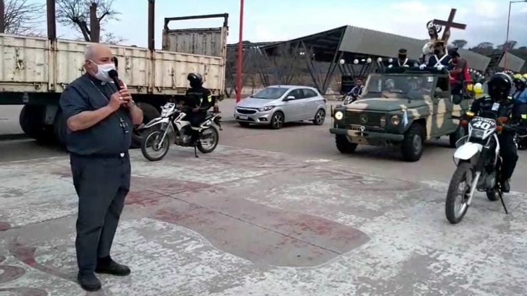 El obispo Fernández pronunció una invocación a las puertas del hospital de campaña en la Ciudad Cultural y oró por los pacientes, el personal de salud y sus familias.