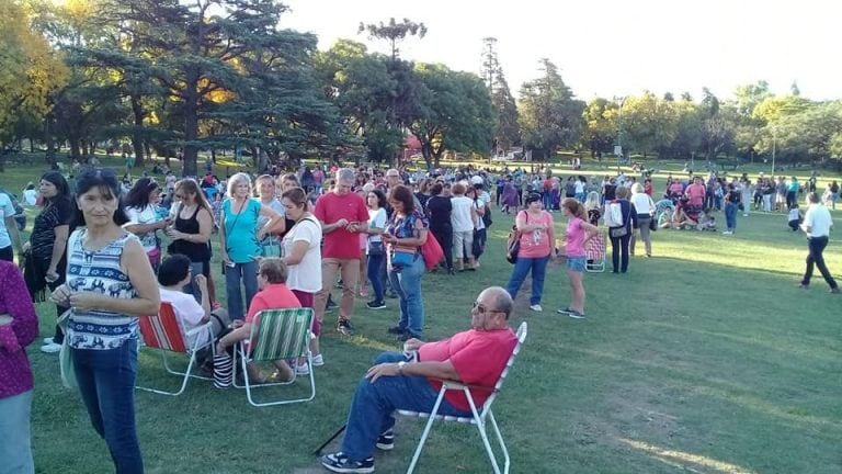 Parque Sierras Hotel, cola de vecinos en la entrega de los boletos para la apertura del Cine Teatro Monumental Sierras.