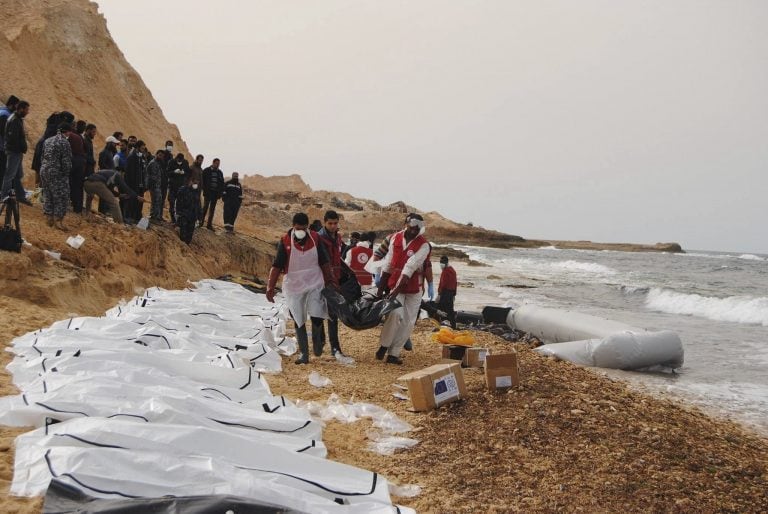 LIB09 AL ZAWIYA (LIBIA) 21/02/2017.- Fotografía facilitada por la Media Luna Roja libia que muestra a voluntarios durante las labores de retirada de docenas de cadáveres de refugiados que murieron ahogados y fueron arrastrados hasta la costa cerca de Al Z