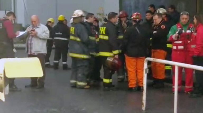 Bomberos trabajan en el edificio Fortabat por un escape de gas.