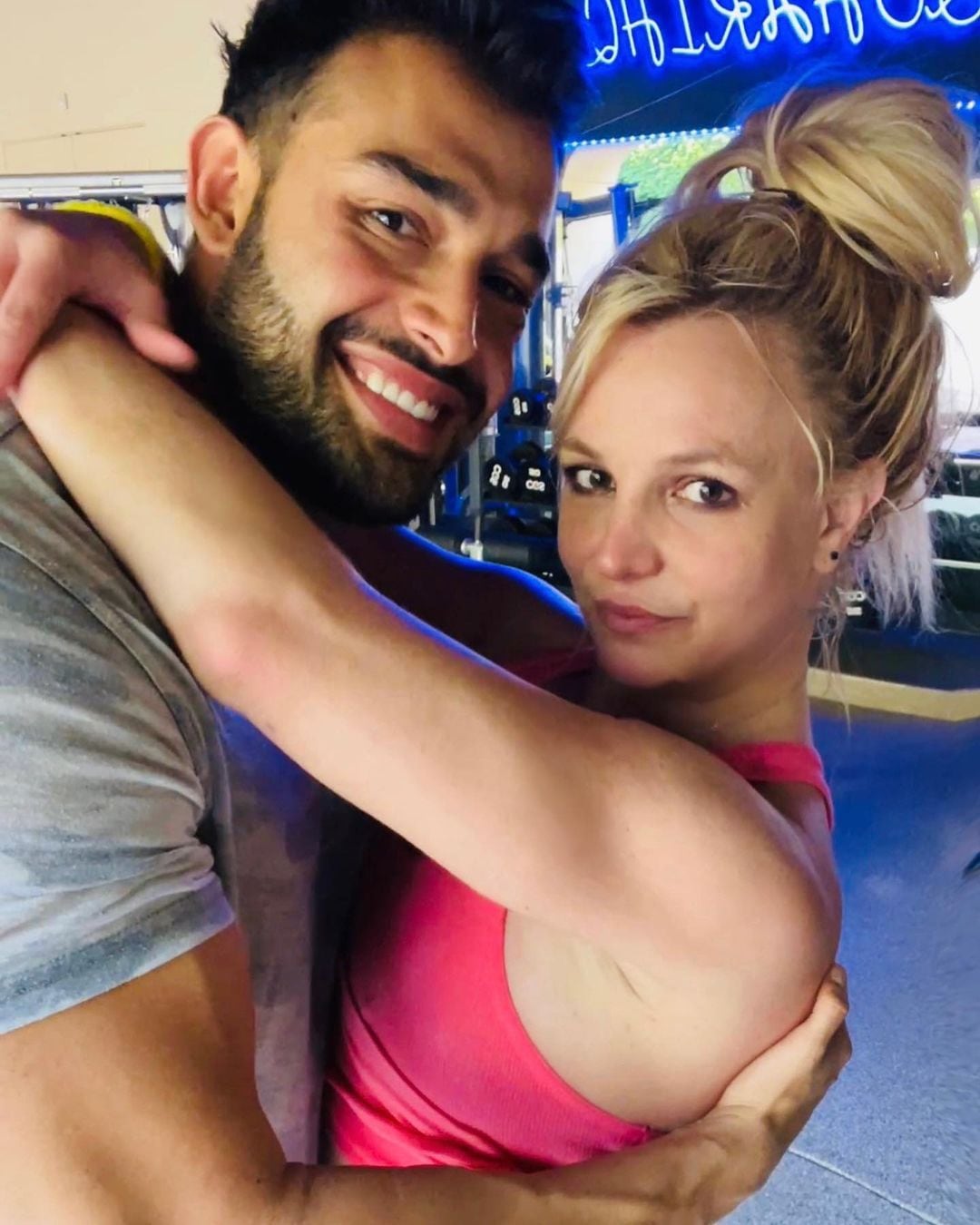 Britney Spears y su esposo causaron furor con fotos a puro amor.