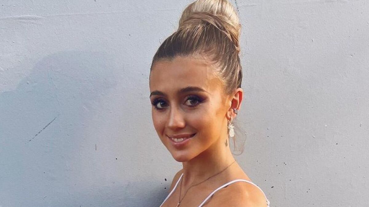 El look “total white” de Morena Beltrán para la cobertura de un partido en Tucumán que enamoró a todos