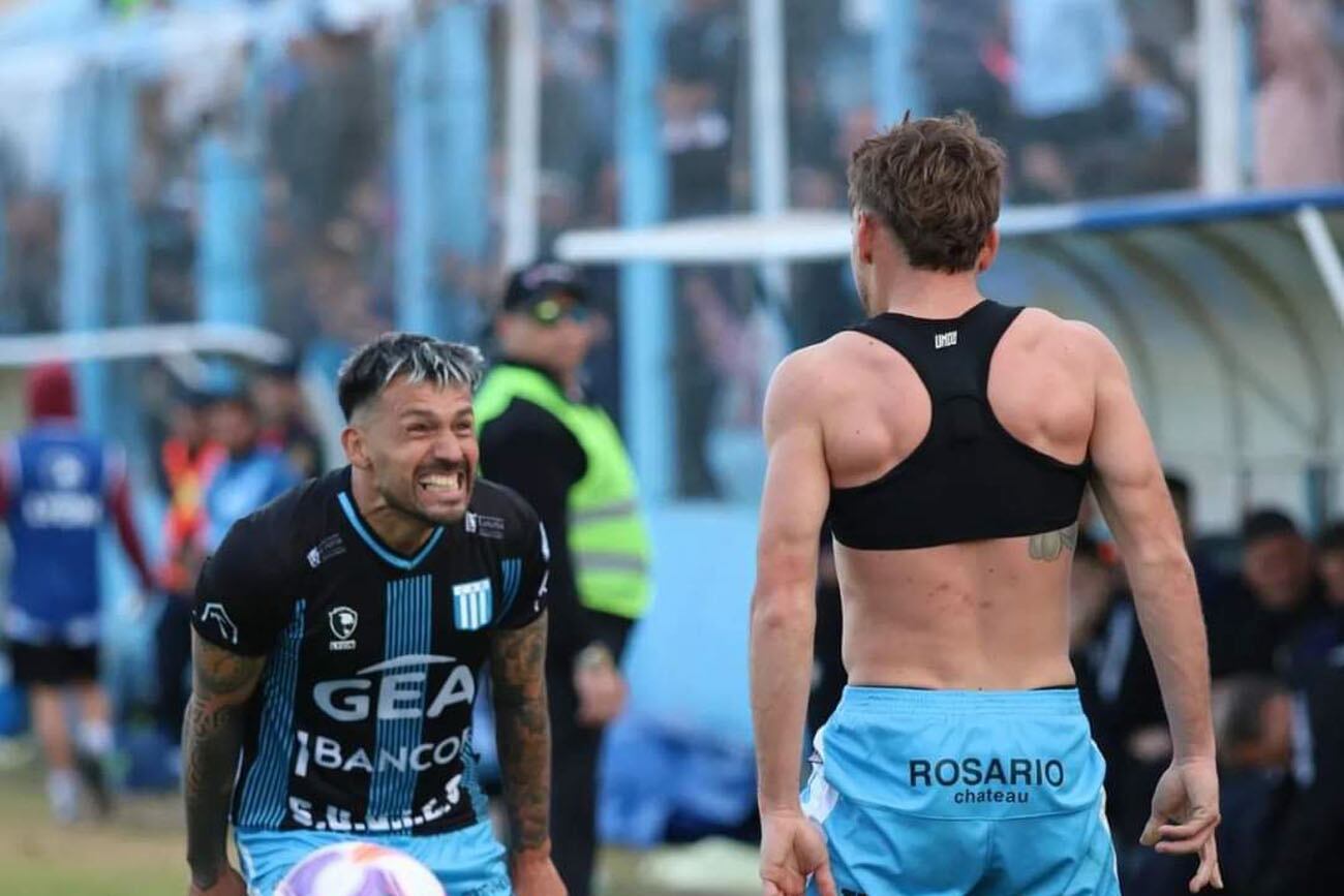 Franco Coronel festejando su gol en el encuentro ante Atlético de Rafaela por la fecha 20 del la Primera nacional en el estadio Miguel Sancho. (Prensa de Racing de Nueva Italia)