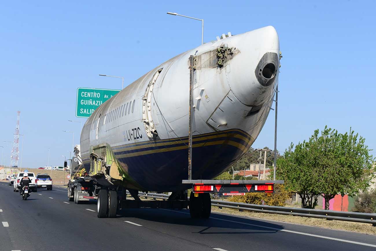 El avión que será bar en Oncativo fue trasladado y se quedó encajado debajo de un puente en la Circunvalación. (José Gabriel Hernández / La Voz)