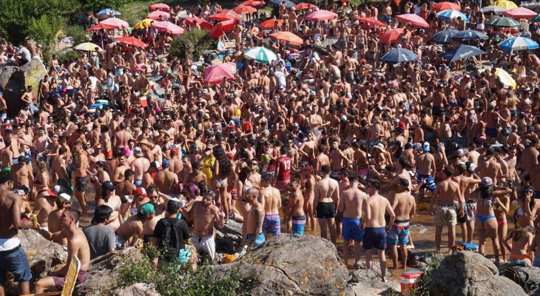 TURISMO. Cientos de jóvenes en el río San Antonio en Mayu Sumaj. (Archivo)