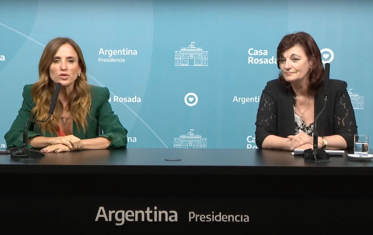 Las ministras de Desarrollo Social, Victoria Tolosa Paz; y de Trabajo, Empleo y Seguridad Social, Raquel "Kelly" Olmos anunciaron bonos de fin de año para trabajadores y beneficiarios de Potenciar Trabajo. Foto: Captura de video