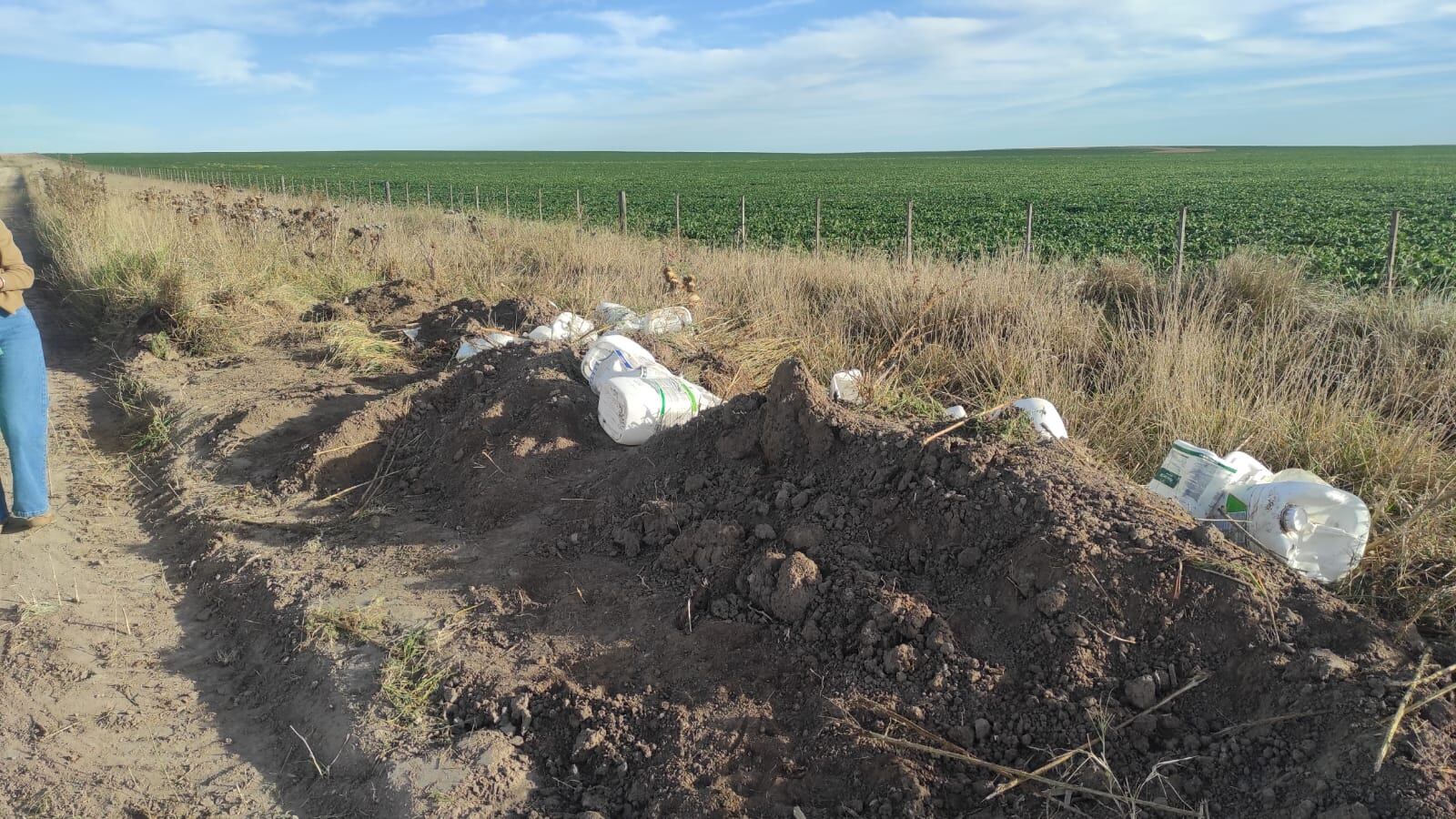 Denuncian bidones de agroquímico tirados a la vera de un camino rural