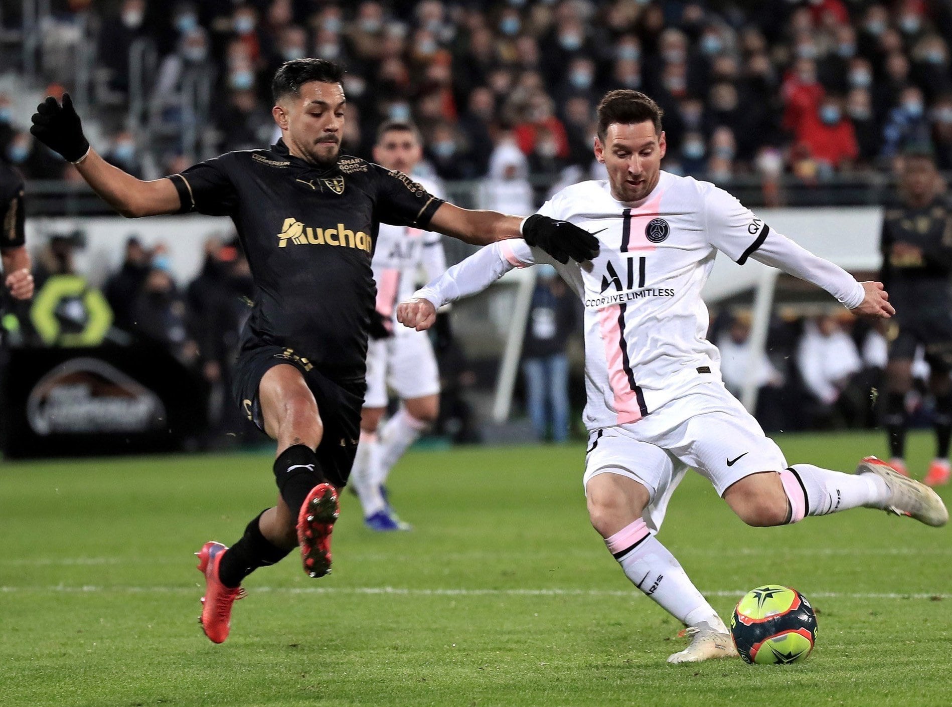 Facundo Medina ante Lionel Messi en la Ligue 1 (AP)