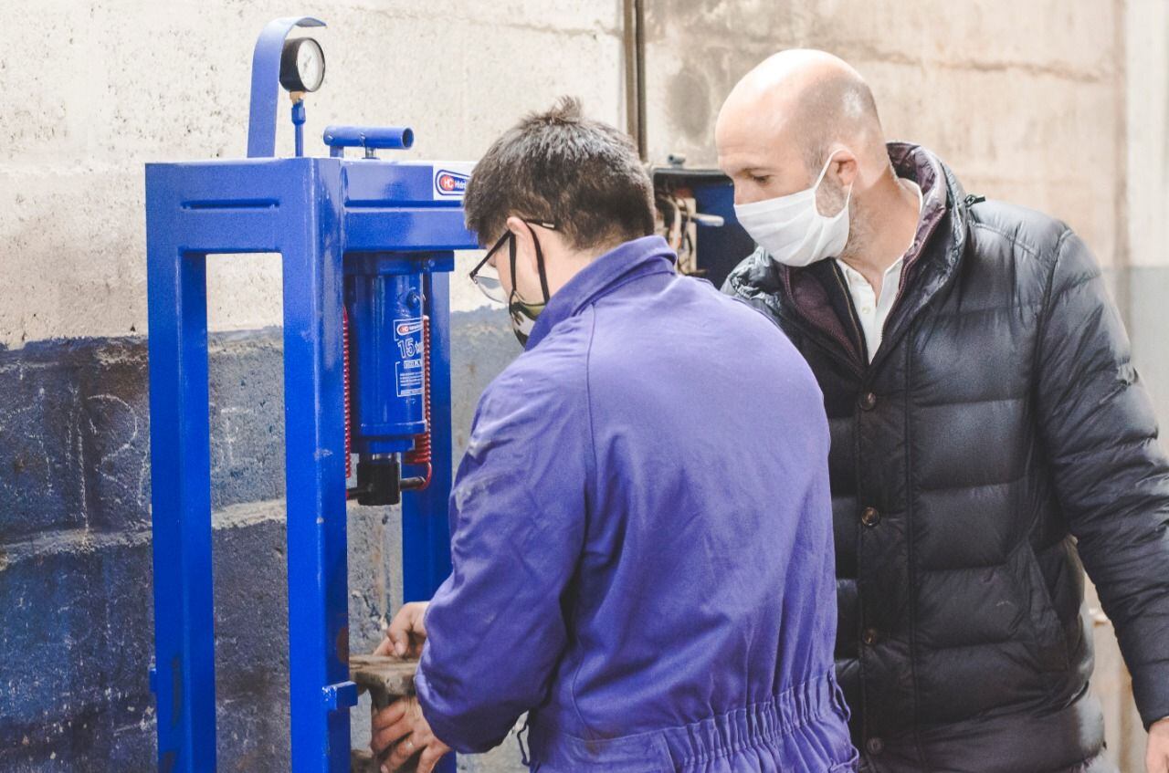 Silvio Bocchicchio, entregó al área de Taller del servicio de transporte público un lote de 137 herramientas de mano y neumáticas.