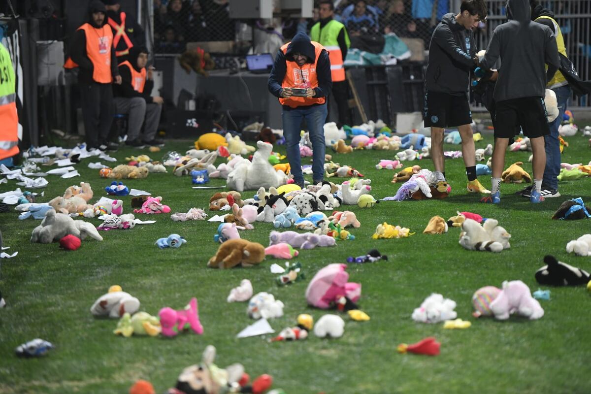 Video: Belgrano salió a la cancha, con dedicatoria especial y lluvia de peluches por el Día de la Niñez