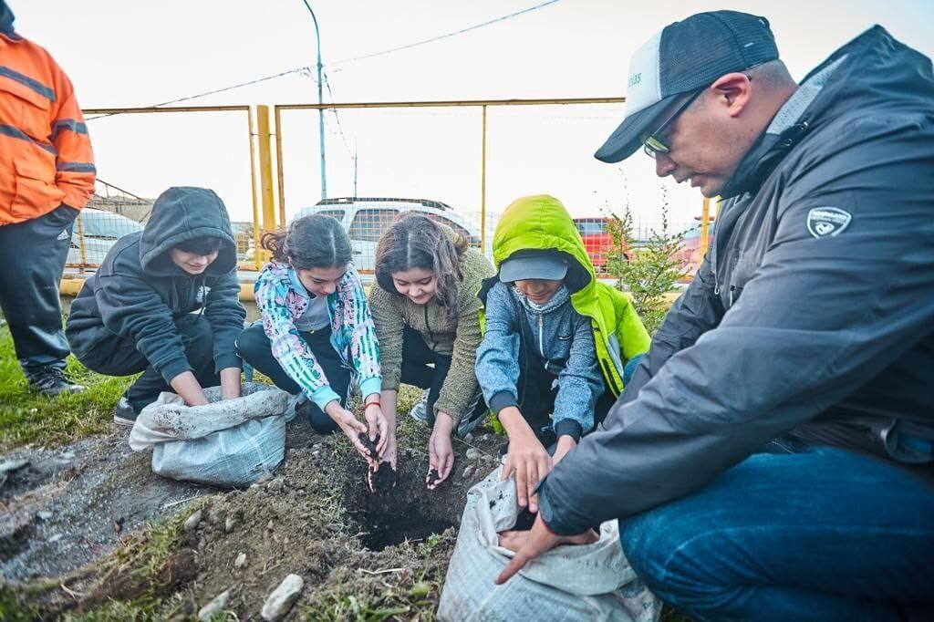 Se realizó una jornada de concientización ambiental y plantación de árboles