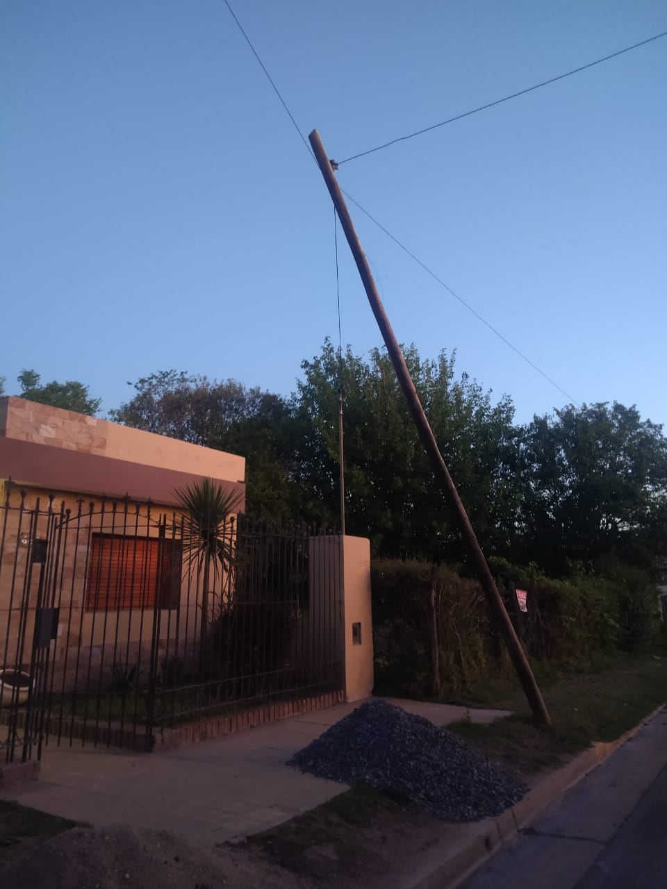 El poste se encuentra en calle de La Caja, a la altura de avenida Juan B. Justo al 9000.