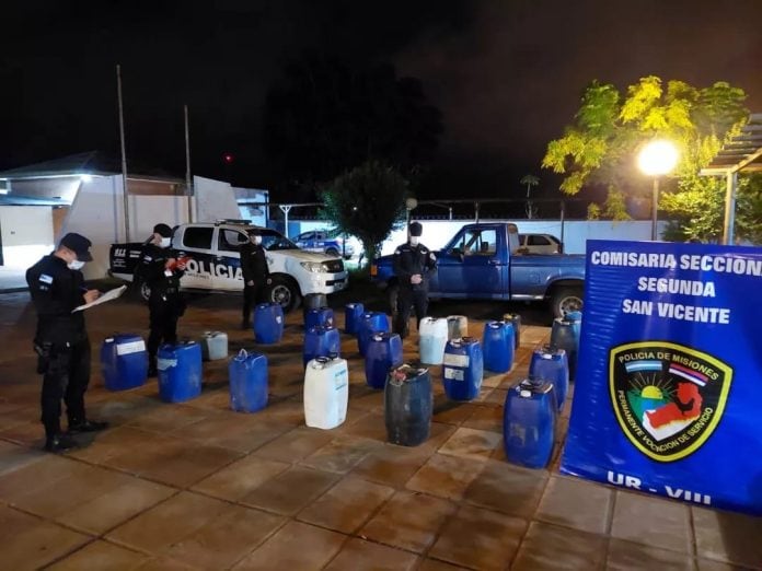 Efectivos policiales secuestraron bidones de combustible ilegal en San Vicente.