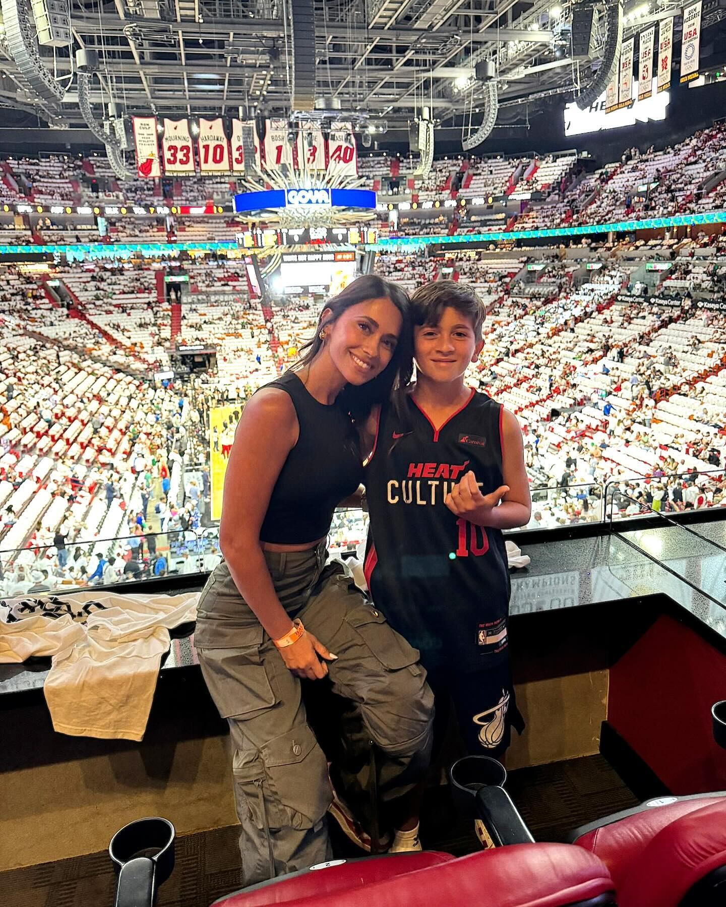 Antonela Roccuzzo y Thiago Messi posaron juntos este domingo en el Kaseya Center.