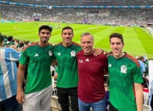 El presidente de Talleres, Andrés Fassi, junto a sus hijos en el Argentina-México.