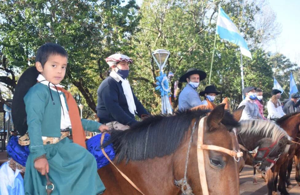 Agrupaciones tradicionalistas hicieron la recorrida a caballo en Jardín América.