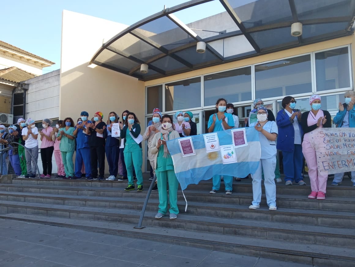 Personal de Enfermería del Hospital Pirovano de Tres Arroyos realizan retención de tareas y una protesta frente al nosocomio