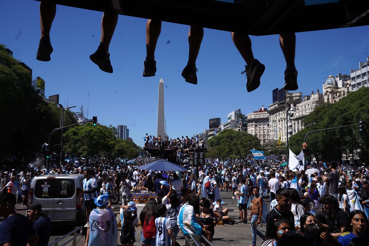 ¡Locura por la Selección Argentina! Miles de personas celebraron a los campeones en el centro porteño