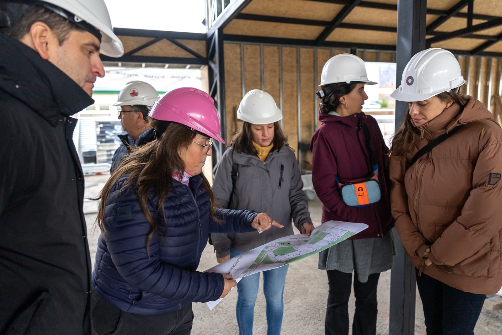 Gabriela Castillo, ministra de Obras y Servicios Públicos de Tierra del Fuego, junto al Secretario de Obras Públicas de la nación, Carlos Rodríguez.