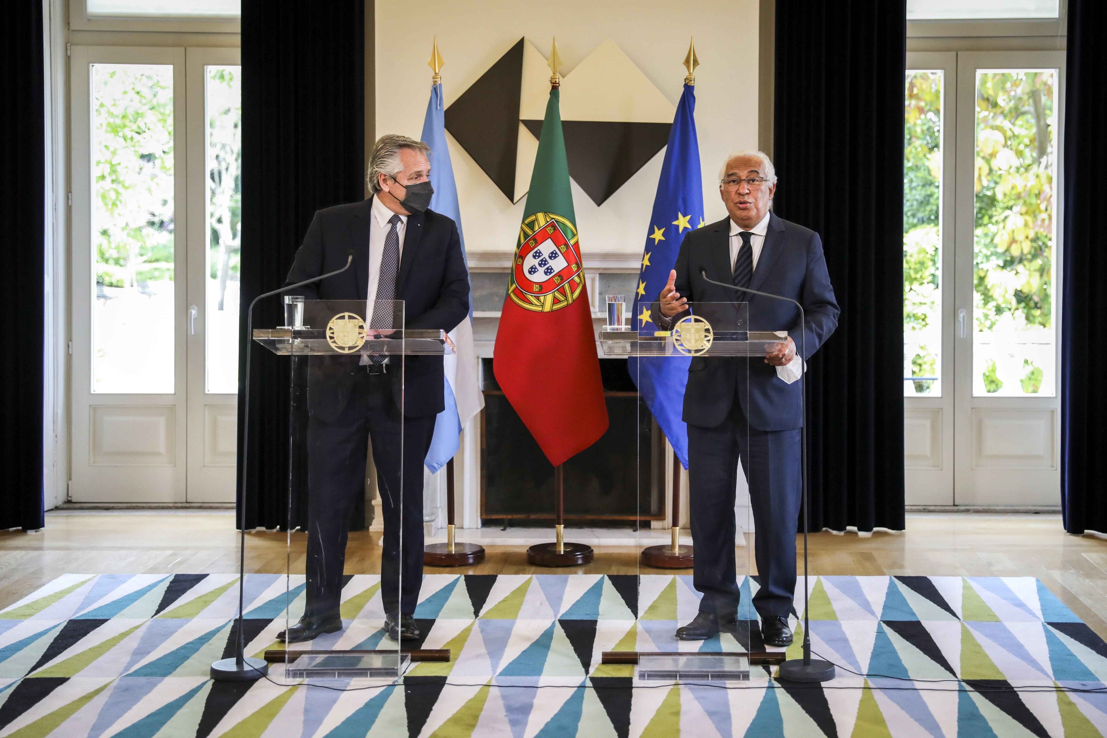 El presidente Alberto Fernández brinda una rueda de prensa junto a su par portugués, António Costa.