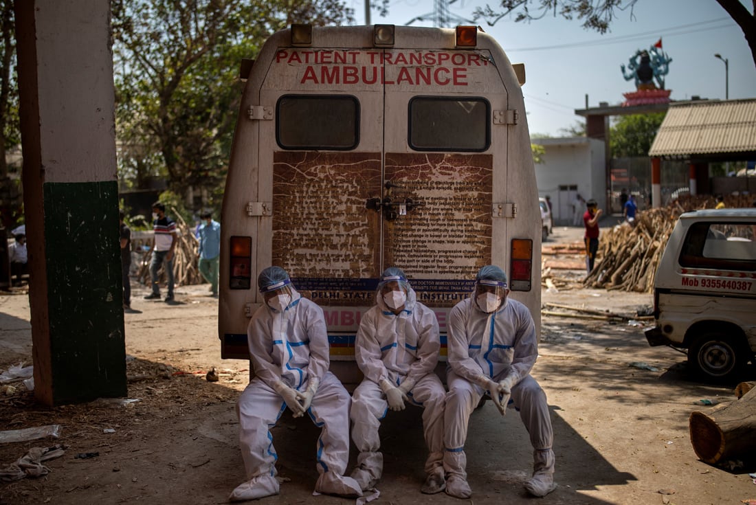 Trabajadores exhaustos en una ambulancia dentro de un crematorio en Nueva Delhi. (AP)