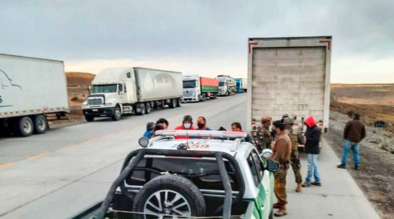 Piquete de camioneros chilenos en Tierra del Fuego (Foto: El Magallánico)