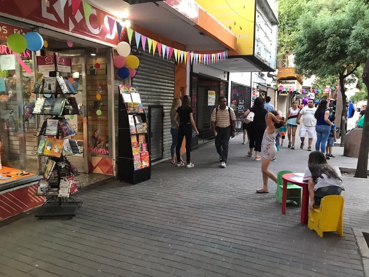 Varios comercios registraron faltante de mercadería y en muchos locales se complicó el abastecimiento por problemas en la cadena de pago. Foto: Clarín.