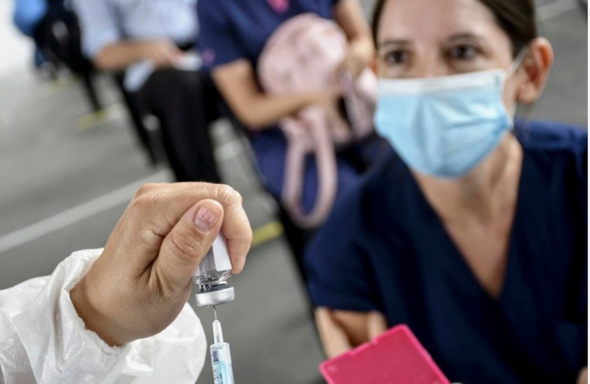 Vacunación: las dosis destinadas al “personal de salud” superan en un 70% a las cifras previstas
