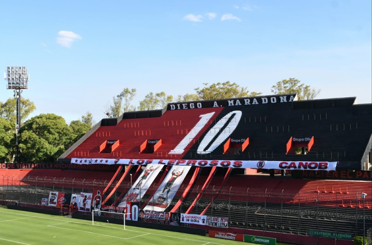 En el Coloso del Parque de la Independencia colgaron varias banderas de Maradona y Messi. (@canoboficial)