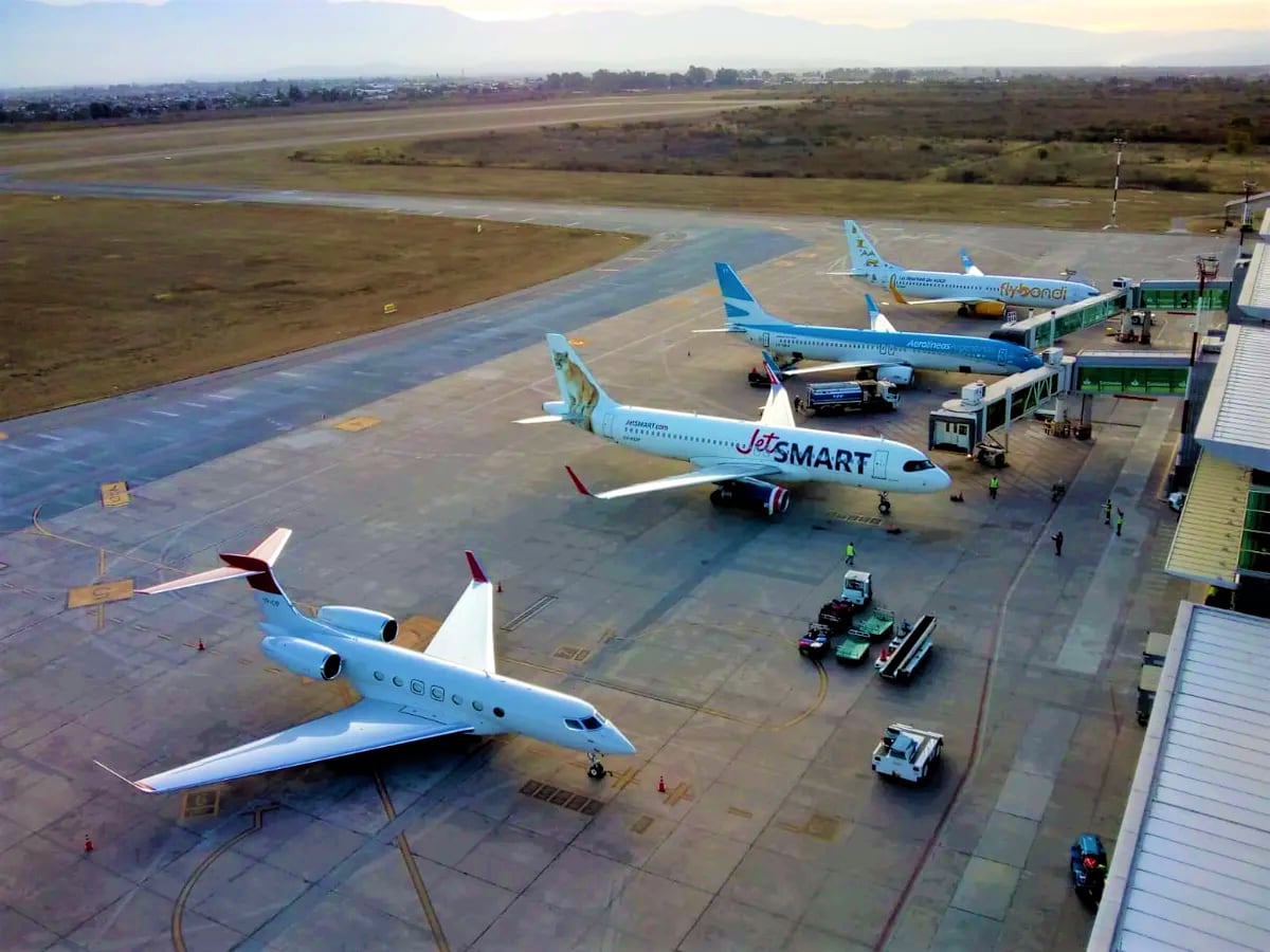 Intenso movimiento se registra en el aeropuerto "Gobernador Horacio Guzmán" de Jujuy, con un incesante arribo y partida de servicios de diferentes compañías aéreas e incluso vuelos particulares.