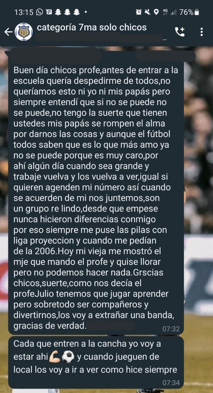 Un adolescente contó que sus padres no podían pagar más la cuota de fútbol y sus compañeros decidieron hacer una colecta.