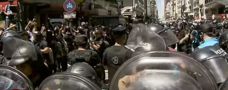 La Policía cortó la Avenida Corrientes ante los manifestantes.