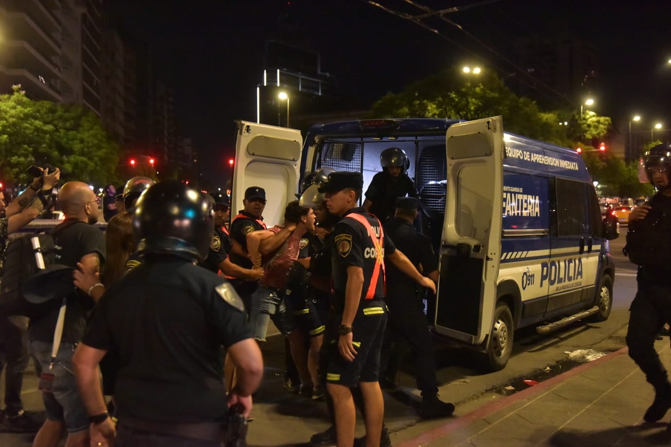 Detenciones en medio de la movilización en el Patio Olmos.