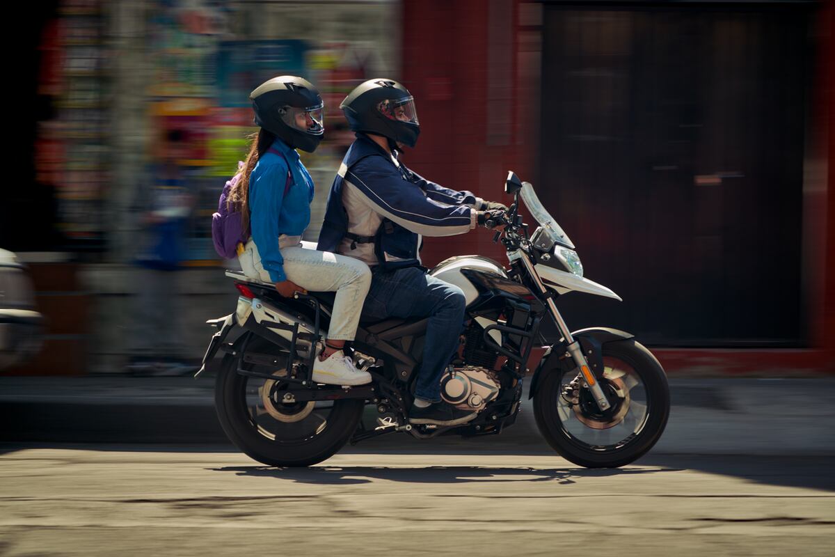Uber resiste en Rosario y busca conductores para dos nuevos servicios de transporte con motos