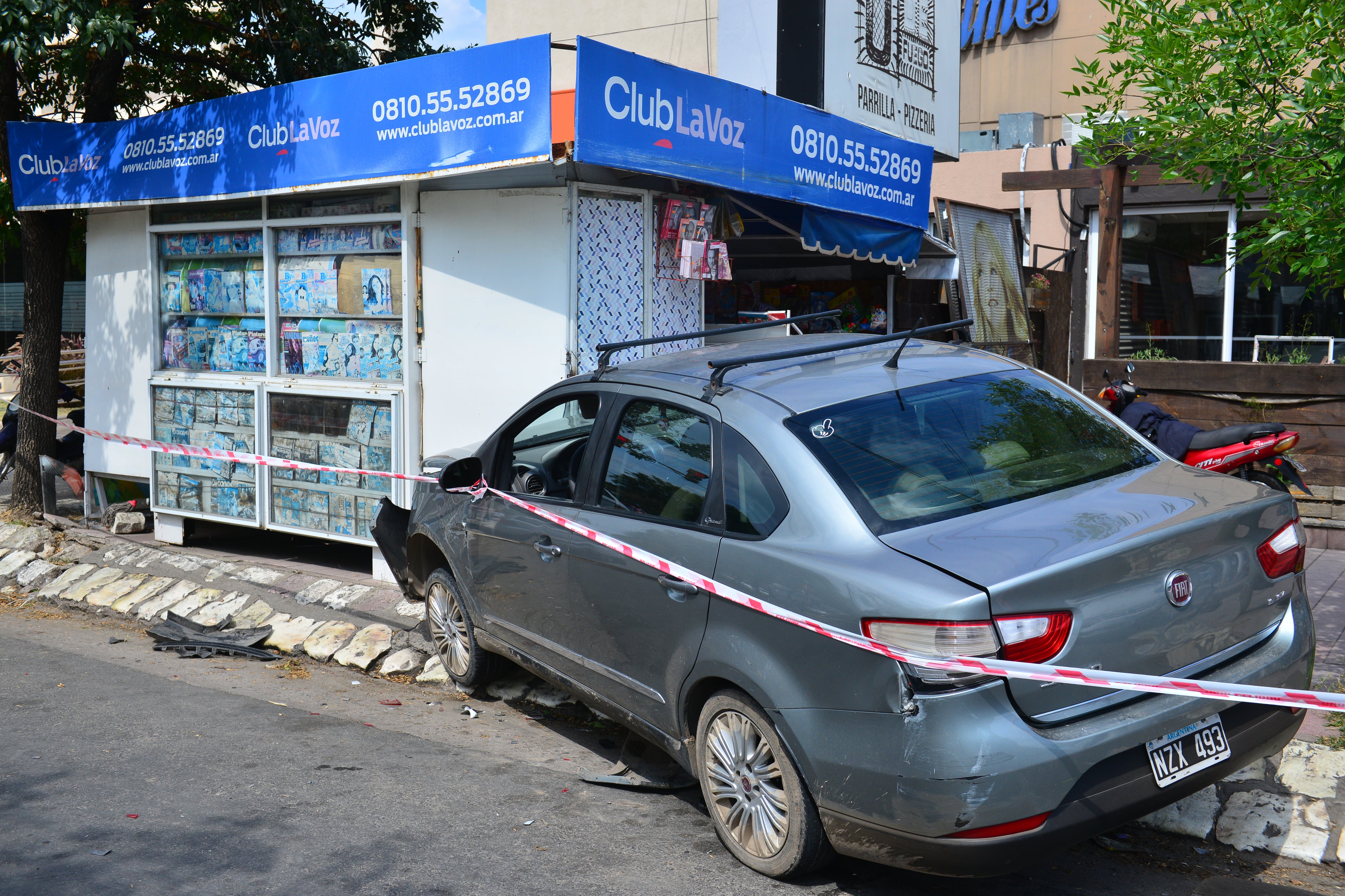 Un auto terminó incrustado en un quiosco de diarios (José Hernández)