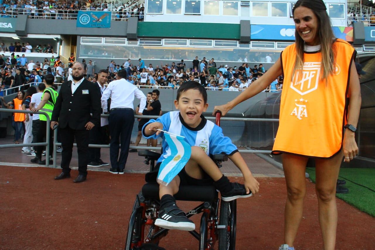 Felicidad plena. Bautista pasó una tarde inolvidable con su Belgrano.